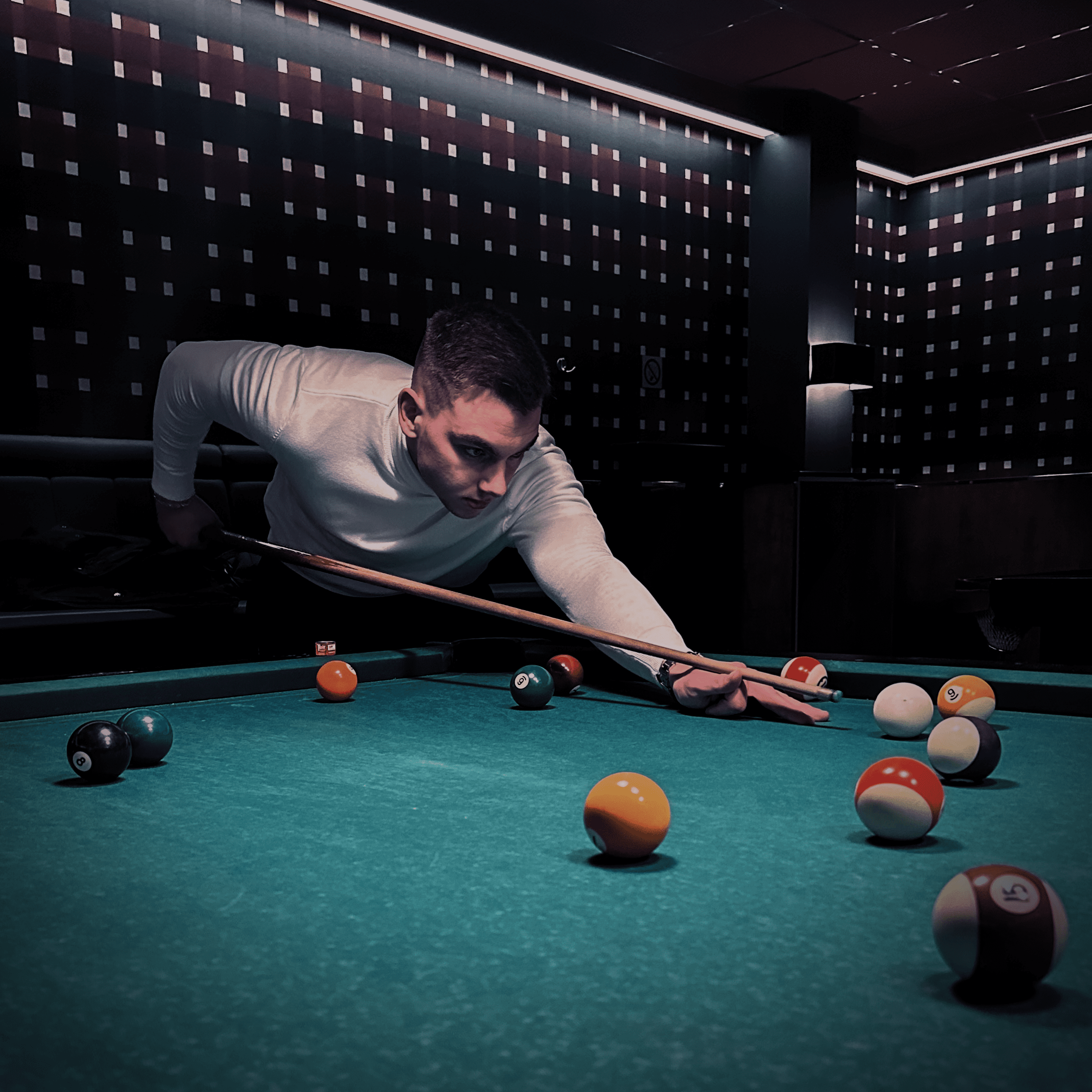 ArtOfBolt beim Billard spielen